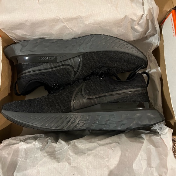 Nike React Inifnity Run Flyknit 2 ‘Triple back’ Size 12 - Picture 4 of 4